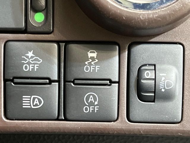 【スマートアシスト】走行中に前方の車両等を認識し、衝突しそうな時は警報とブレーキで衝突回避と被害軽減をアシスト。より安全にドライブをお楽しみいただけます。