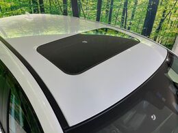 【サンルーフ】開放感たっぷりの希少装備、サンルーフが装着されています！車内に明かりを取り入れたり景色を楽しむ以外にも、車内の空気も簡単に換気できて快適です！