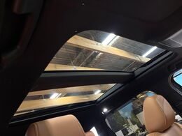 【パノラマルーフ】大型のガラスルーフ搭載で車内の解放感が一気にアップ！開放的なドライブをお楽しみいただけます。