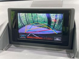 【バックカメラ】駐車時に後方がリアルタイム映像で確認できます。大型商業施設や立体駐車場での駐車時や、夜間のバック時に大活躍！運転スキルに関わらず、今や必須となった装備のひとつです！