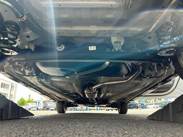 ■弊社では全車プロの専門業者によるルームクリーニングを実施しています！■室内の細かい所からエンジンルームまでキレイになった状態でお渡しいたします■