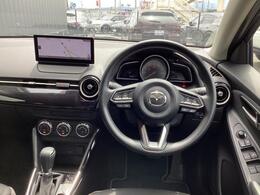 マツダ車の内装はそのクルマが高額かお買い得かにかかわらず品質が高いのが一つのポイントです。これは他メーカーからお乗り換えの皆さまが一様に仰ることで、MAZDA2からもデザイン性の高さを感じられるはずで