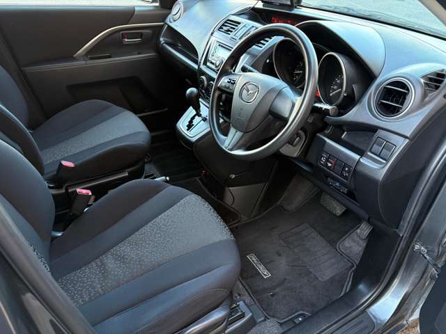 運転席のシートも目立つようなシミや汚れなどもなくキレイな状態です♪足元も広々としておりますのでゆったり乗れます♪