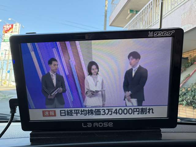 テレビを視聴することが出来ますので、遠出する際に同乗者も退屈することなくお乗り頂けます♪お子様がいらっしゃるご家族の方にももってこいの装備となっております♪