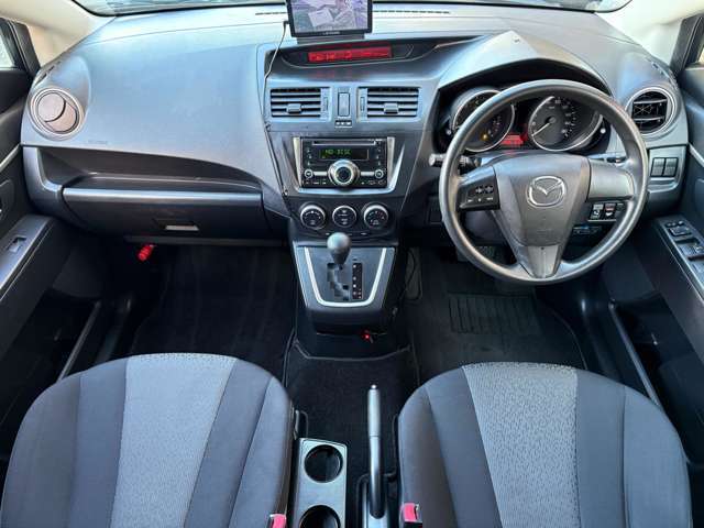 車内はご覧の通り清潔感のある室内でございます♪スイッチ類などもシンプルな操作のしやすいものですので機械が苦手な方でも安心ですね♪もちろん禁煙車なので煙草の匂いや焦げ跡はございません♪
