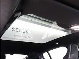 屋根一面まるごととも言える特大サイズのパノラマサンルーフ。ルーフは、車内に入る陽射し、熱、紫外線を低減するため、ティンテッドガラスを使用したフルパノラマウインドです。