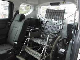 車いす利用者にも3点式のシートベルトを備えています。