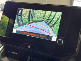 【バックカメラ】駐車時に後方がリアルタイム映像で確認できます。大型商業施設や立体駐車場での駐車時や、夜間のバック時に大活躍！運転スキルに関わらず、今や必須となった装備のひとつです！