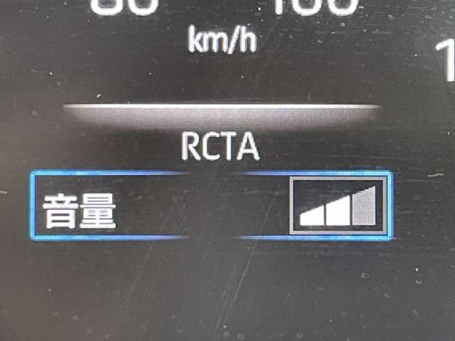 「RCTA」　駐車場から後退する際に、左右後方から接近してくる車両を検知し、ドライバーに注意を促すシステムです♪