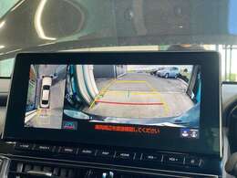 ☆パノラミックビューモニター☆車両の前後左右に搭載したカメラから取り込んだ映像を合成し、車両を上から見たような映像をディスプレイに表示。目視しづらい車の周囲をぐるりと見渡せ、しっかり確認できます。