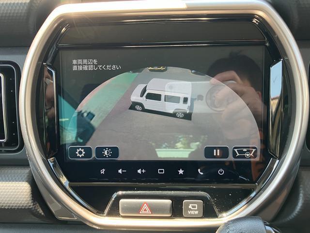 クルマの前後左右に4つのカメラを設置しクルマを真上から見たような映像をモニターに映します。運転席から見えにくい場所を画面上で確認でき狭い場所での駐車も安心です。