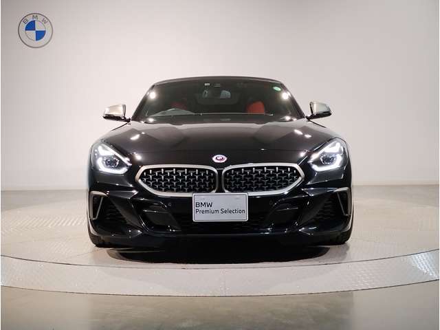 【キドニーグリル】BMWは約90年もの間、ほぼ全ての車両にひと目でBMWだと分かるこの特徴的なフロントグリルが備えられ、デザイン・アイコンとして親しまれてきました。