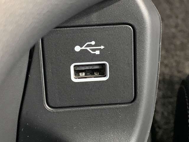 USBも完備しており長距離でも安心です！スマートフォンやタブレット等の充電が可能なUSBポート付きです。好きな音楽も一緒に連れ出せますよね。