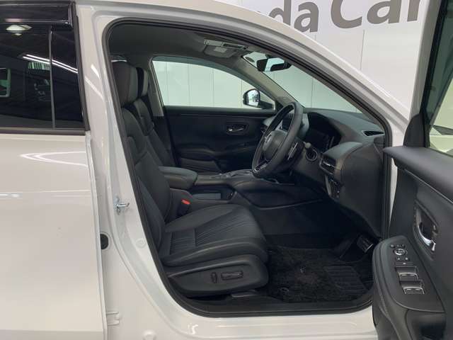 全身を包み込むような形状のシートです。体をしっかりとホールドしてくれるので長距離ドライブでも疲れにくいんですよ！