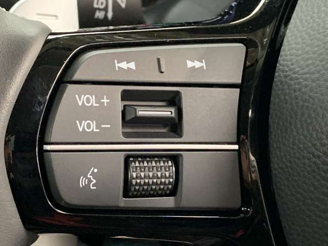 オーディオコントロールスイッチ付き！ハンドルを握ったままチャンネルや音量の調整が可能です。見た目以上に運転していると便利な機能なんですよ。