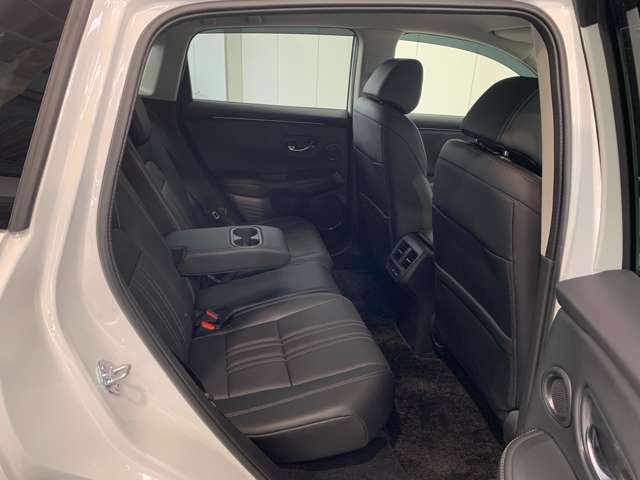 広く開放的な居住スペース。シートクッションの座り心地もいっそう快適なものに。どの席でもゆったりとくつろげる快適な空間は他メーカーの追従を許しません。