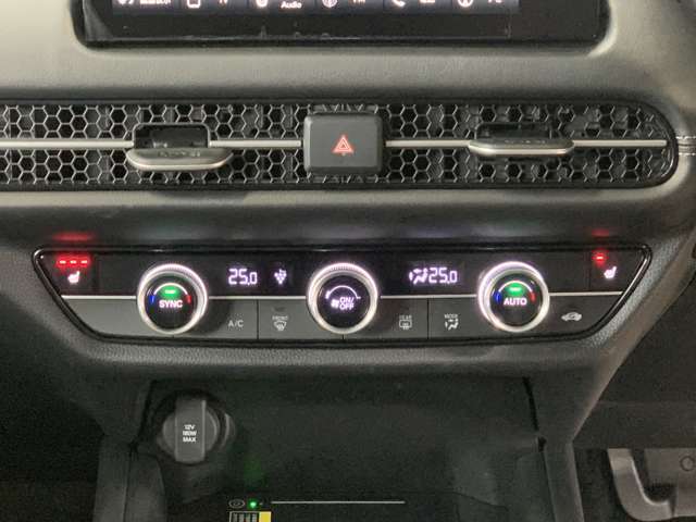 より快適にドライブを過ごして頂ける様に簡単に調整ができるオートエアコンを装備しております！ワンタッチですのでどなたでも簡単に操作できます！室内はこれでいつでも快適に保たれます。