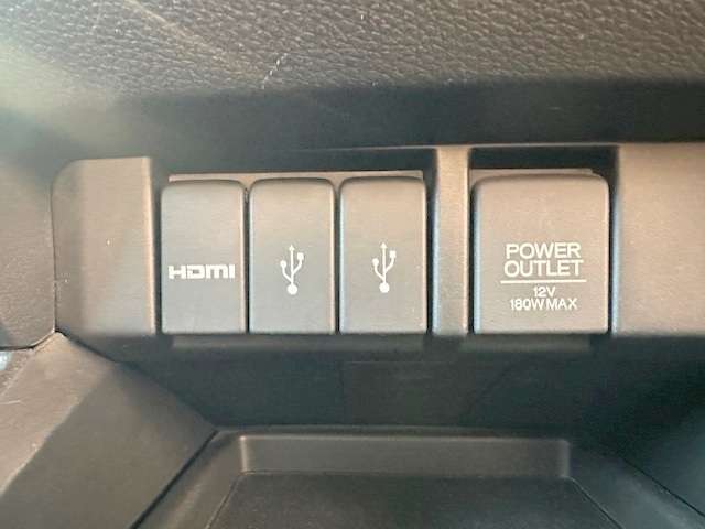 USBソケットでスマホなどを車内で充電できます！またHDMIも接続できます！