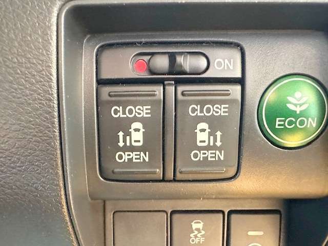 両側自動ドアのスイッチも運転席にあります！安全確認をしながらの操作が出来ますので、小さなお子様がいても安心ですよ！