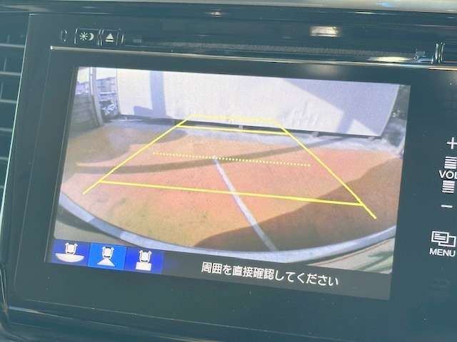 バックカメラがついて後方確認が簡単にできます！苦手としている車庫入れ等も安心して出来ますね！凄く需要の高い装備ですので、最初から付いていれば言う事なしですよね！？
