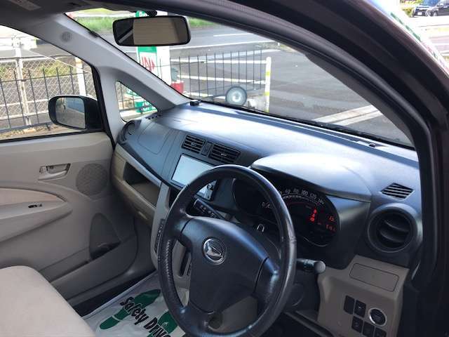 明るく落ち着きのある車内。