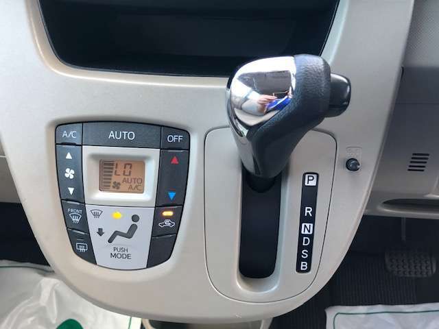シンプルで操作性の良いシフトノブです。