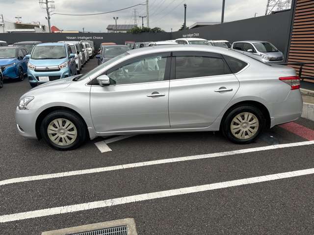 当店は照明・屋根付きスペースございますので雨天時も安心して現車確認が可能です。