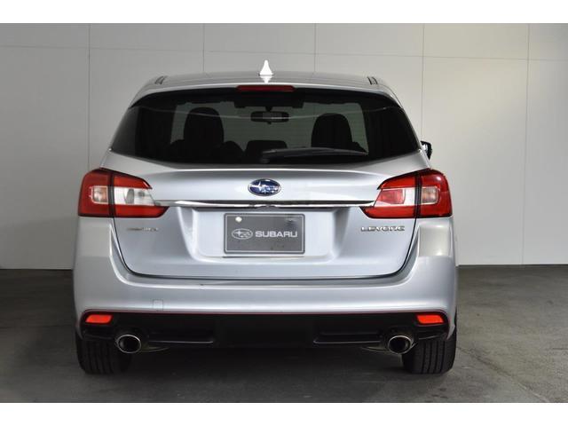 ハイマウントストップランプを内蔵した、リヤスポイラー装備。右側リヤコンビレンズには、リヤフォグランプを装備し霧などの悪天候時に、後方車両からの視認性を高めます。