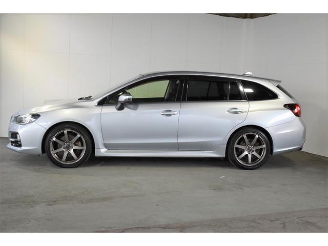 スバルの4WD(AWD)は直進安定性に優れ、日常走行から高速走行まで、さまざまなシーンで安心感に満ちた走りが愉しめます。それは悪路や泥道など左右のタイヤの路面状況が異なるシーンでも変わりません。