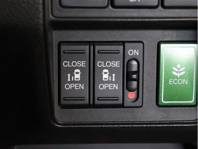 【電動スライドドア】ボタン一つでの開閉が可能！！小さいお子様が開ける時も安心安全！大きい荷物を持っていても楽々開閉が出来ます！！