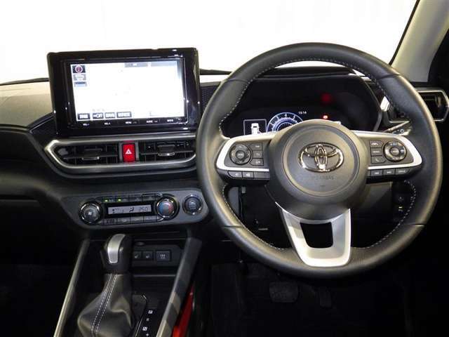 運転の際、常に目にする部分だけにシックで飽きのこないデザインが良いですね。
