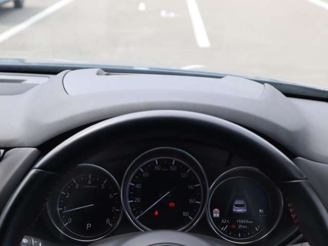運転視界の遠方上方に虚像を投影することで前を見ながら情報の視認ができます。本当にドライバーが必要な情報を適切に伝え、楽しんで頂くことを考えた新世代装備です。※虚像は2.6m前方に浮かぶイメージです。