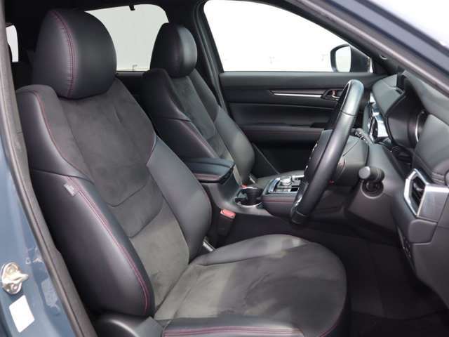 正しい姿勢で運転できるように体幹の腰部をしっかりささえるようデザインされているシートです。素材、シート形状を研究することでフィット感を高めつつ、優れた快適性を実現しています。