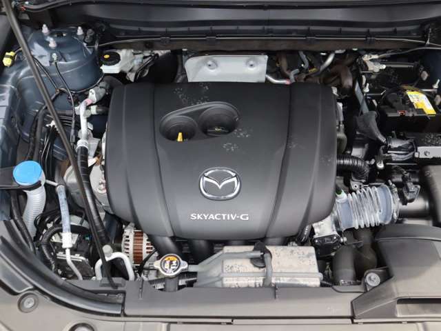 「SKYACTIV-G（ガソリン）」は、規格外の高圧縮を実現し、世界のエンジン技術者に驚きを与えました。さらに、それを維持したままノッキングの発生を抑え、熱効率を向上、走りにも寄与したエンジンです。