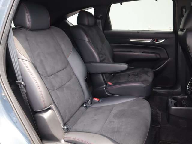2列目シートは独立したキャプテンシート。運転席部と同じような厚みをもたせたラグジュアリーなシートでドライブをお楽しみください。
