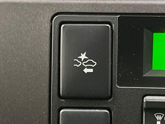 【プリクラッシュセーフティ】前方の車両等を検知し、衝突しそうな時は警報で注意を促し、ブレーキを踏む力をサポート。ブレーキを踏めなかった場合は衝突被害軽減ブレーキが作動、衝突回避をサポートします。