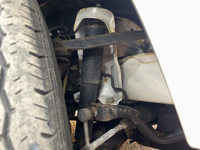 お車を安心してお乗りいただく為には、足回りの定期点検が欠かせません。サービスサポート（有償保証）では無料点検もご提供しており、安心のカーライフをお過ごしいただけるサポート体制が整っています。