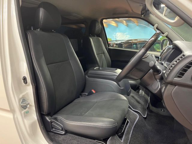 運転席シート廻りは使用感も少なく、良好な状態となっています。丁寧に使われていたことがよくわかりますね。