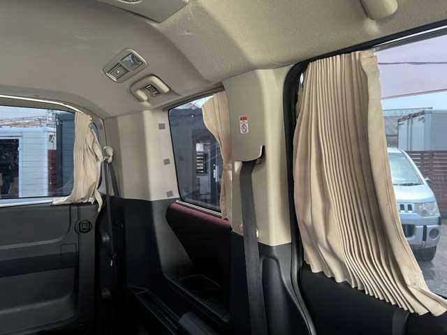 純正サイドカーテン付き♪車中泊の際にプライバシーもしっかりと守れ簡単に展開可能です♪