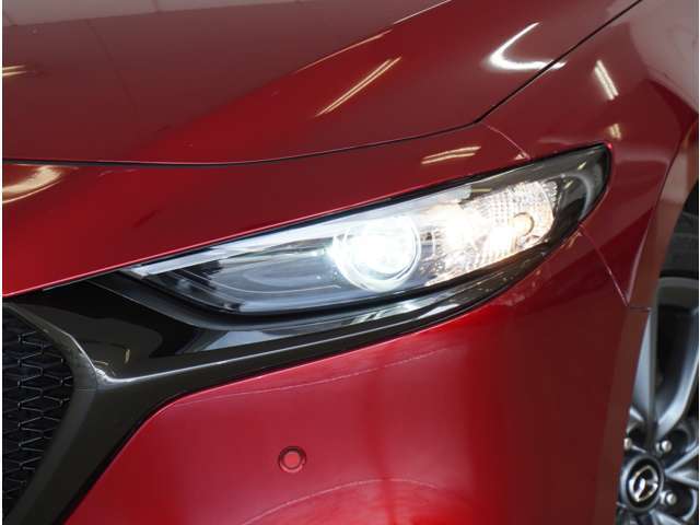 【LEDヘッドライト】省電力で長寿命の明るく運転しやすいLEDヘッドランプです。明るく照らすので暗い夜道からお客様を守ってくれます。お近くの広島マツダまでお越しください。