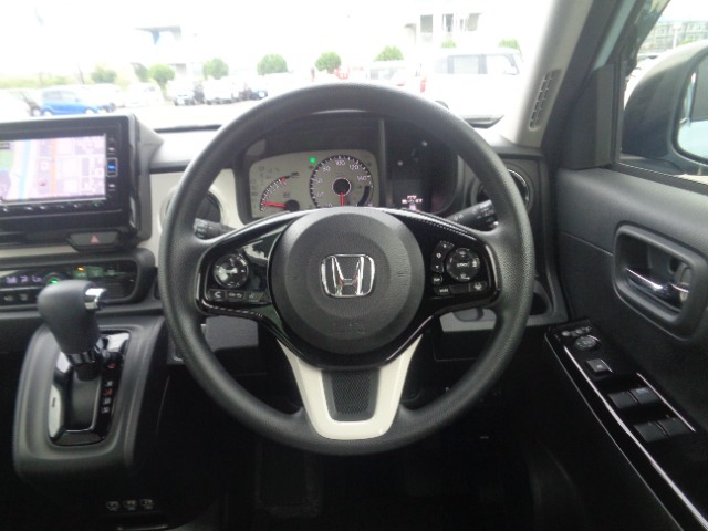 握りやすいステアリングホイールです。オーディオ操作もハンドルを握ったまま行うことが出来ます！