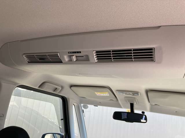 広い車内空間を、効率よく快適にするために、天井にはシーリングファンを備えています。