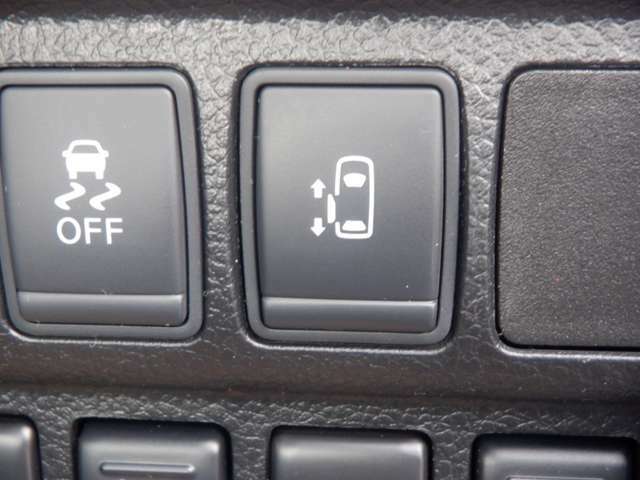 左側スライドドアを運転席からもスイッチひとつで開け閉めできますよ♪