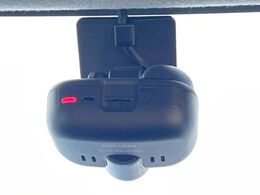 【ドライブレコーダー】安心・安全なカーライフに必須のドライブレコーダーを装備！走行中はもちろん、あおり運転や事故に遭遇した際の状況も映像で記録し、万一のリスクに備えます。