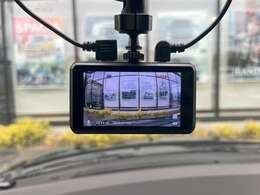 こちらドライブレコーダーの写真になります。昨今、車に必須な装備になってます！万が一があったときにしっかり記録されていると安心です。駐車監視機能がついている機種もありますので、盗難防止にも一役買ってます