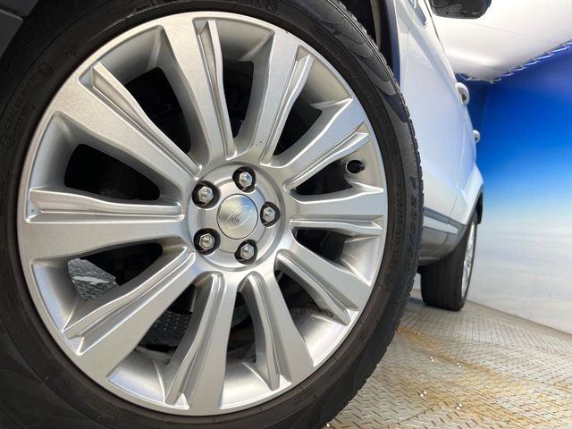 ●純正19インチアルミホイール：輸入車ならではの卓越した走りを支えるホイールと足回りです！日本車の走りに慣れている方にもぜひ体感して頂きたいほど、高いレベルでまとまっています！