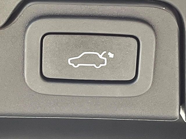 ●電動リアゲート：ワンタッチでリアゲートの開閉ができ、荷物などで両手が塞がっている状態でも簡単に開閉ができる便利機能です。