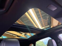 【パノラマルーフ】大型のガラスルーフ搭載で車内の解放感が一気にアップ！開放的なドライブをお楽しみいただけます。