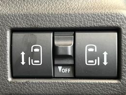 【両側パワースライドドア】スマートキーや運転席のスイッチで後席両側スライドドアの開閉が可能♪電動だから力を入れてドアを開ける必要が無く、小さなお子様でも簡単に開け閉めでき快適です♪