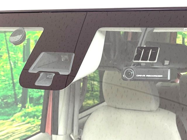 【ドライブレコーダー】安心・安全なカーライフに必須のドライブレコーダーを装備！走行中はもちろん、あおり運転や事故に遭遇した際の状況も映像で記録し、万一のリスクに備えます。